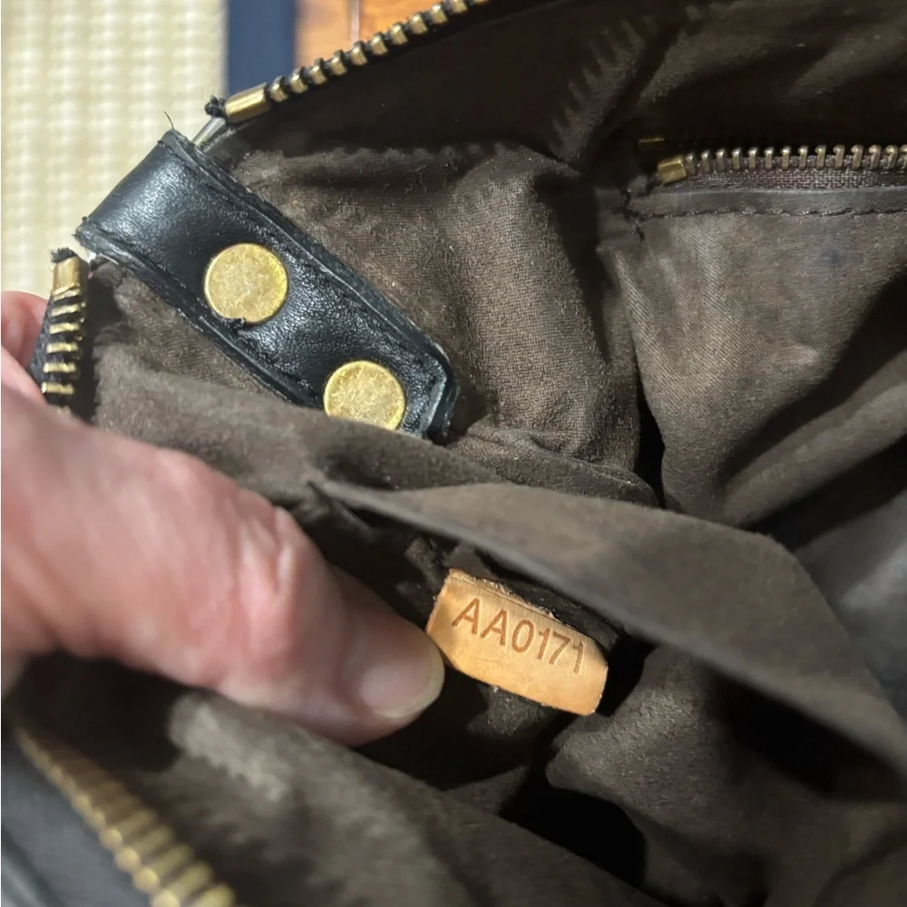 Louis Vuitton Black Leather Embossed Empriente Pochette, Gold Hardware, AA0171 - Picture 6 of 12